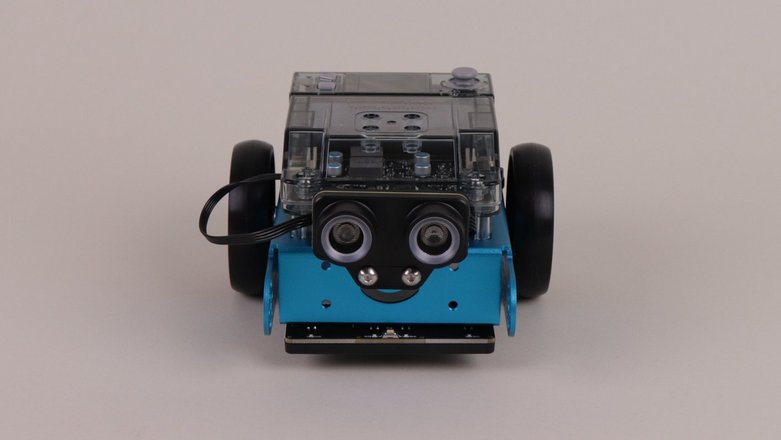 Der mBot 2 Roboter steht vor grauem Hintergrund.