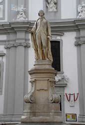 Joseph Haydn Denkmal vor der Mariahilfer Kirche