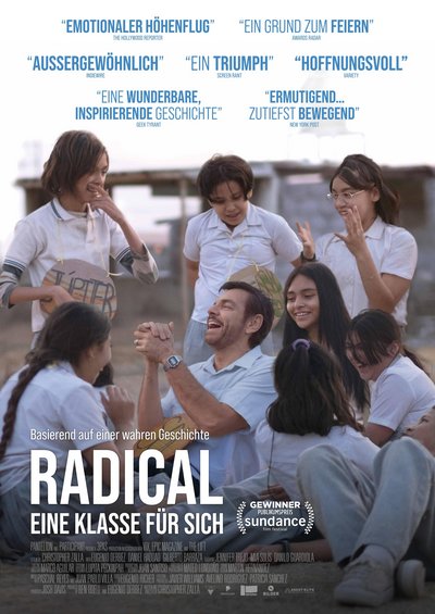 Plakat des Films Radical: Ein Lehrer sitzt fröhlich gestikulierend am Boden, umringt von lachenden Schülerinnen und Schülern.von Schüler