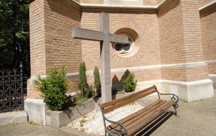 Kreuz vor der Hütteldorfer Pfarrkirche Sankt Andreas in der Linzerstraße