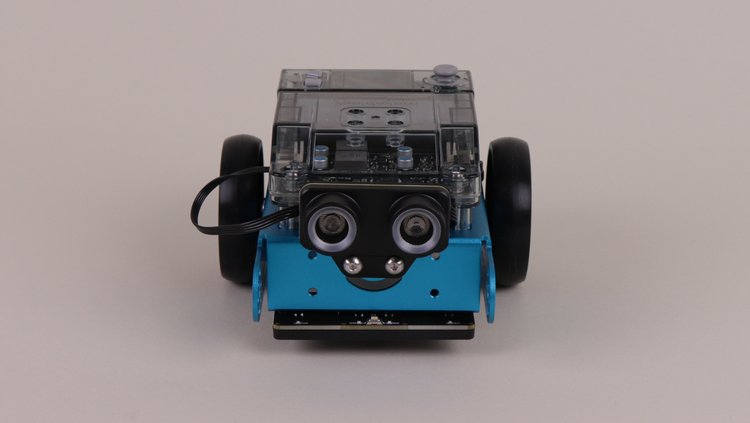 Der mBot 2 Roboter steht vor grauem Hintergrund.
