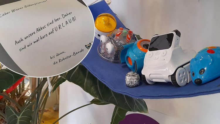 Roboter in der Hängematte, links oben ein Urlaubsbrief der Roboter
