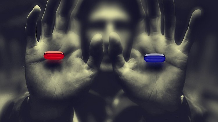 Ein Mann lässt eine rote und eine blaue Pille in seinen Handflächen schweben, die im Vordergrund des Schwarz-Weiß-Bildes zu sehen sind