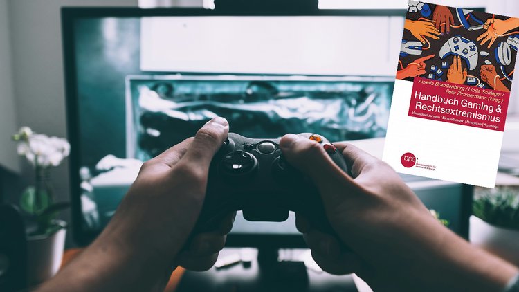 Eine Person hält den Controller einer Spielkonsole, rechts ist das Cover des Buches "Handbuch Gaming & Rechtsextremismus" zu sehen