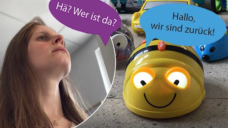 Frau fragt: Wer ist da? Roboter antworten: Hallo, wir sind zurück!