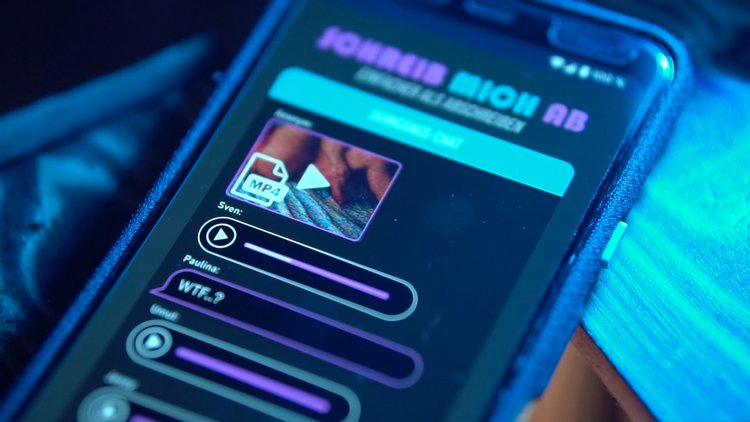 Das Handy von Hörspiel-Charakter Henry mit offenem Chat wird gezeigt. Zu sehen ist der Jahrgangs-Chat, in dem das geleakte Video von Schulkollegin Nele und die Reaktionen der Schüler und Schülerinnen zu sehen sind.