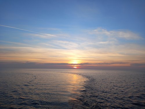 Sonnenuntergang bei einer Bootstour am Meer in Kroatien