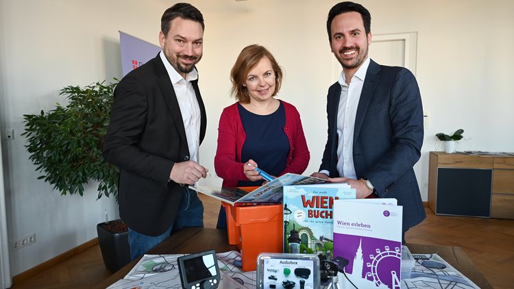 Jörg Neumayer (Vorstandsvorsitzender Wiener Bildungsserver), Agata Méhes-Paluszek (Leitung Bibliothekspädagogisches Zentrum) und Vizebgm. Christoph Wiederkehr zeigen das in den Digiboxen enthaltene Material. 