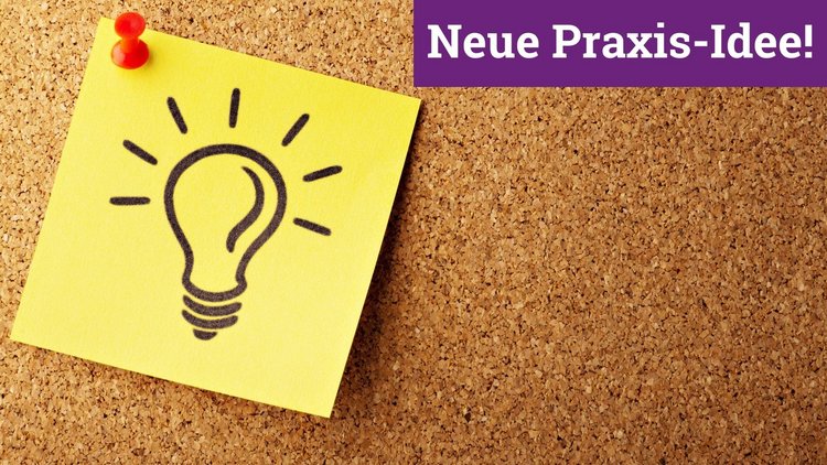 Auf dem Bild ist ein Zettel zu sehen, der auf einer Pinwand fixiert wurde. Auf dem Zettel ist eine Glühbirne zu sehen. Rechts oben steht in Weiss auf violettem Hintergrund "Neue Praxis-Idee!"