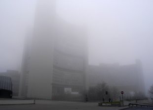 Vienna International Centre (Unocity) im Nebel