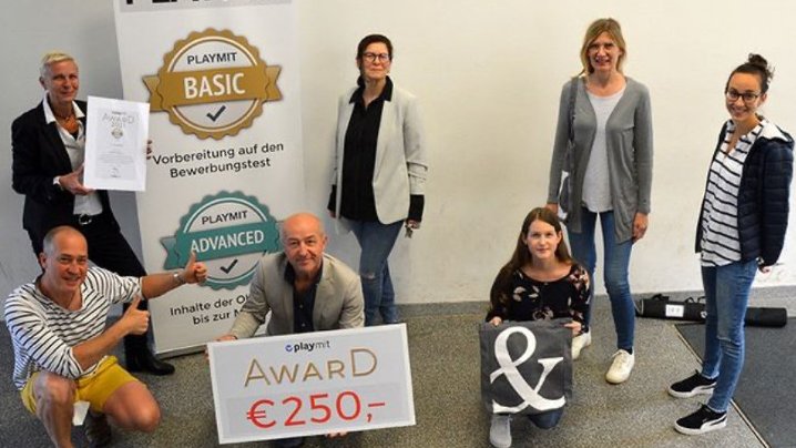 Abgebildet sind Schüler:innen und Vertreter:innen der Musik- und Informatikmittelschule (MIM) Wendstattgasse in Wien, die beim Playmit-Award 2020/2021 den 1. Rang in Wien erzielten.