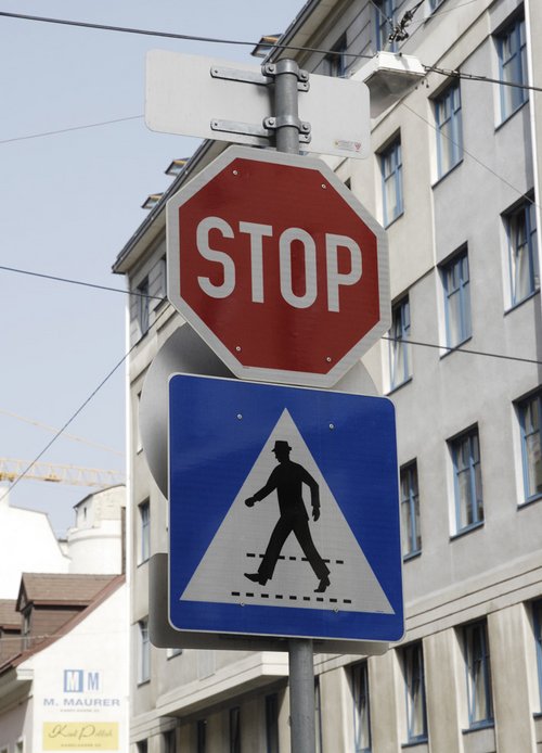 Stopp-Tafel (Halt) & Hinweiszeichen: Schutzweg