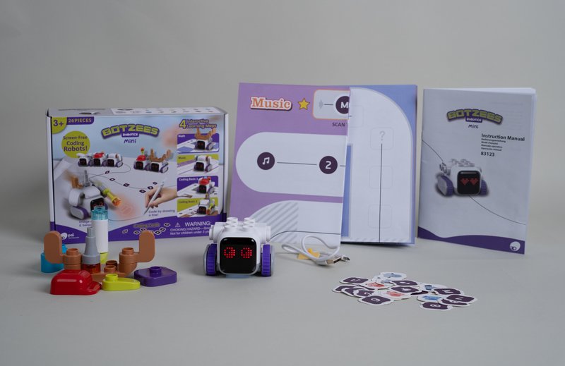 Der Lernroboter Botzee mit dem Material aus dem Standardpaket