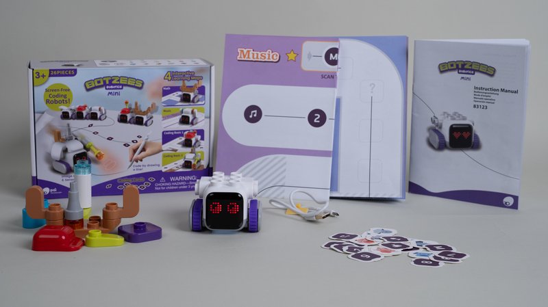 Der Lernroboter Botzee mit dem Material aus dem Standardpaket