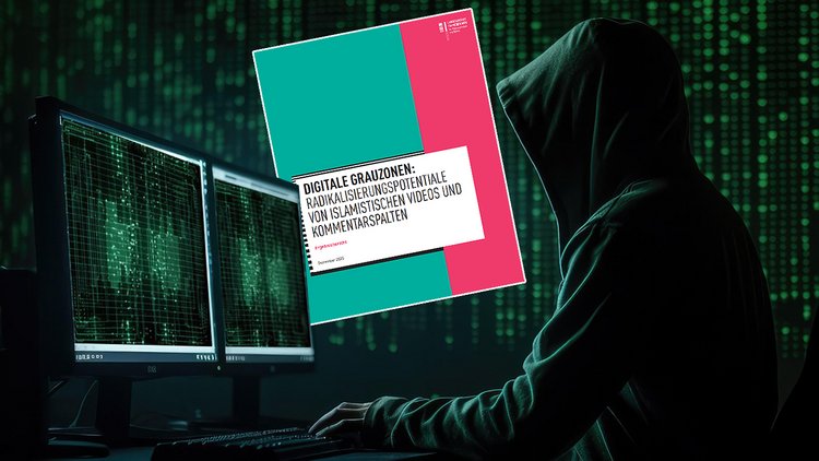 Ein Mensch mit Kapuzenpulli sitzt vor zwei Bildschirm, in der Bildmitte ist eine Studie der Medienanstalt NRW zu sehen