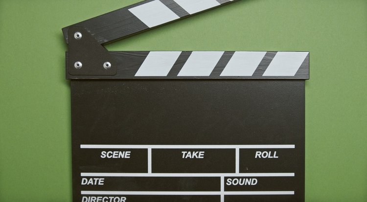 Nahaufnahme einer Filmklappe vor grünem Hintergrund
