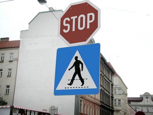 Stopp-Tafel (Halt) & Fußgängerübergang