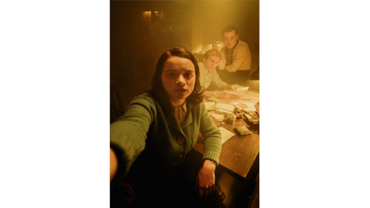 Ein Selfie im Hochformat von Luna Wedler als Sophie Scholl.