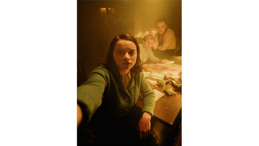 Ein Selfie im Hochformat von Luna Wedler als Sophie Scholl.