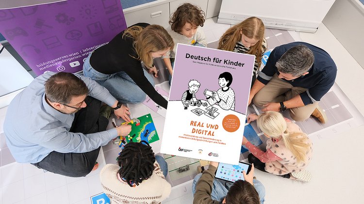 Mehrere Kinder und Erwachsene sitzen am Boden und spielen miteinander, in der Mitte das Cover eines Print-Magazins