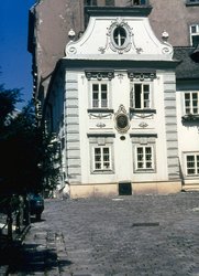 Dreimäderlhaus (Biedermeierhaus)
