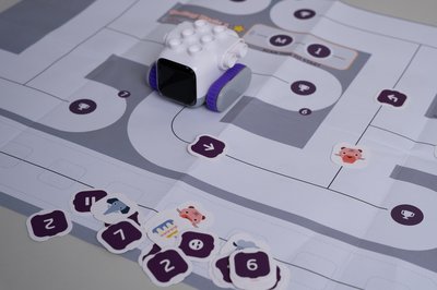 Der Lernroboter Botzee in Aktion
