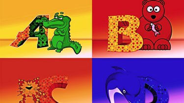 Animierte Tiere vor den Buchstaben A, B, C und D: Ein Alligator, ein Bär, eine Katze/Cat, ein Delfin