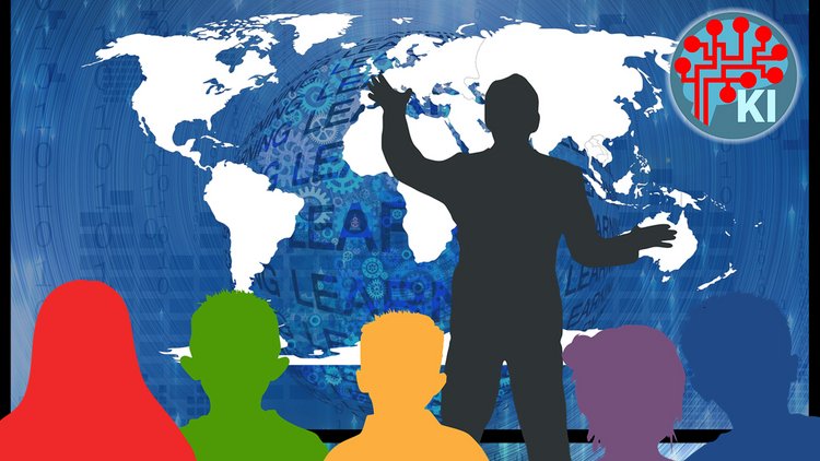 Farbige Schablonen von Schüler:innen schauen einem Lehrer an der Tafel zu, auf der eine Weltkarte zu sehen ist und im Hintergrund Symbole der Digitalisierung