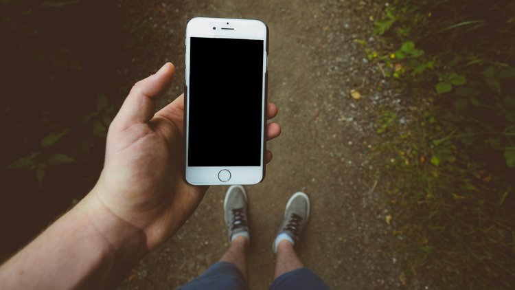 Ein Smartphone mit dunklem Schirm
