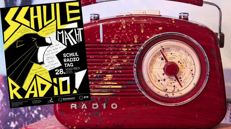Vor einem alten, roten Transistorradio ist das Plakat des Schulradiotags 2025 zu sehen