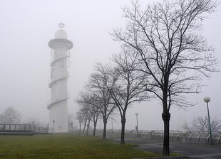 Donauinsel: Leuchtturm im Nebel