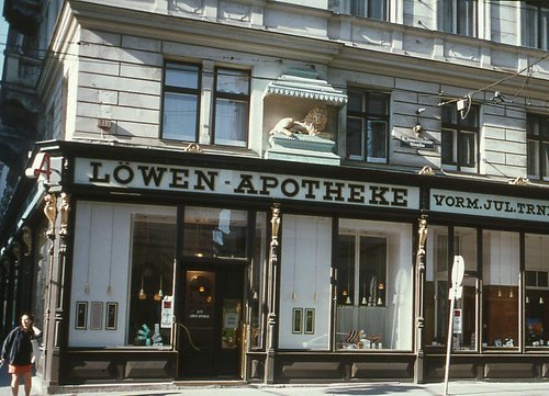 Alte Löwen-Apotheke im 8. Wiener Gemeindebezirk