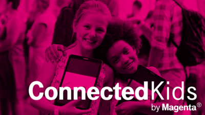 Ein pink gefärbtes Bild von zwei lächelnden Mädchen mit Tablets in der Hand, davor der Schriftzug "ConnectedKids by Magenta".