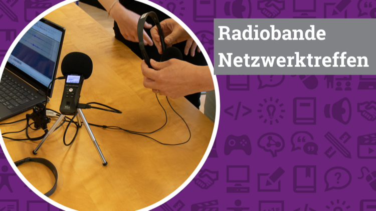 Auf lila Hintergrund sind in etwas dünklerer Farbe verschiedene Icons mit Medien- und Bildungskontext zu erkennen. Links im Bild ein runder Bildausschnitt mit weißem Rahmen, darin ist ein Audioaufnahmegerät, an dem Kopfhörer angeschlossen sind zu sehen. Hände halten die Kopfhörer.