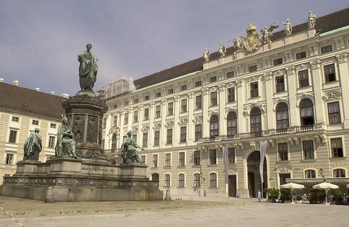 Hofburg: Reichskanzleitrakt mit dem Denkmal Kaiser Franz I. von Österreich