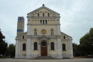 Pfarrkirche Kaisermühlen (Heiligstes Herz Jesu)