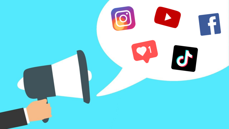 Grafik einer Hand die ein Megafon hält. Neben dem Megafon ist eine Sprechblase zu sehen, in der Sprechblase befinden sich mehrere Social Media-Symbole.