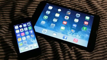 Ein iPhone und ein iPad liegen nebeneinander.