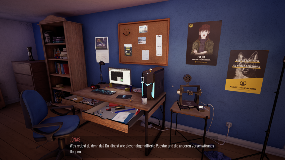 Screenshot aus dem Spiel Leons Identität: Blick aus Egoperspektive auf einen Schreibtisch in einem Jugendzimmer. Am Schreibtisch steht ein Computer.