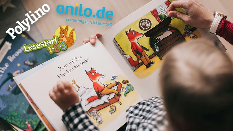 Rechts im Bild wird einem Kleinkind ein Bilderbuch vorgelesen, links oben sind mehrere Logos von digitalen Buchplattformen