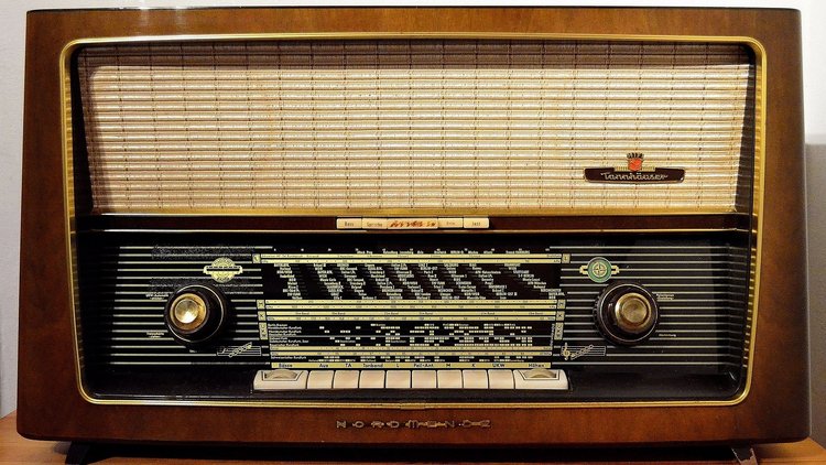 Foto eines alten Radiogeräts.
