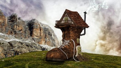 Ein fantasievolles Bild eines Stiefel-Hauses in einer hügeligen Landschaft.