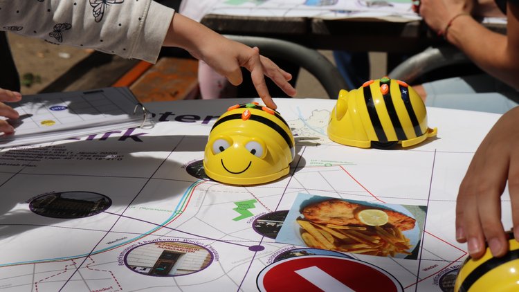 Kind mit Roboter Bee-Bot