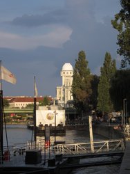 Blick auf die Urania am Donaukanal