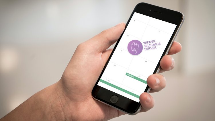 Kalender mit Logo des Bildungsservers auf Smartphone
