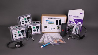 Inhalt der Digibox Audio gestalten: Audioaufnahmegeräte mit Kopfhörern, ein Tellimero-Audiostift, Materialpakete und ein Booklet.