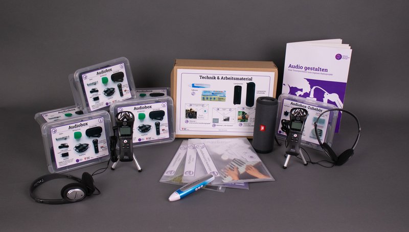 Inhalt der Digibox Audio gestalten: Audioaufnahmegeräte mit Kopfhörern, ein Tellimero-Audiostift, Materialpakete und ein Booklet.