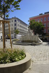 Siebenbrunnenplatz mit dem Siebenbrunnen