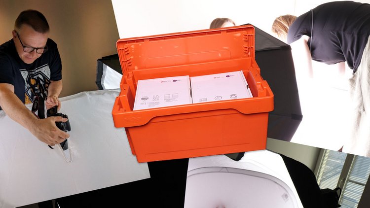In der Mitte ist eine große Digibox zu sehen, darum Mitarbeiter:innen des Bildungsservers, die Fotos machen