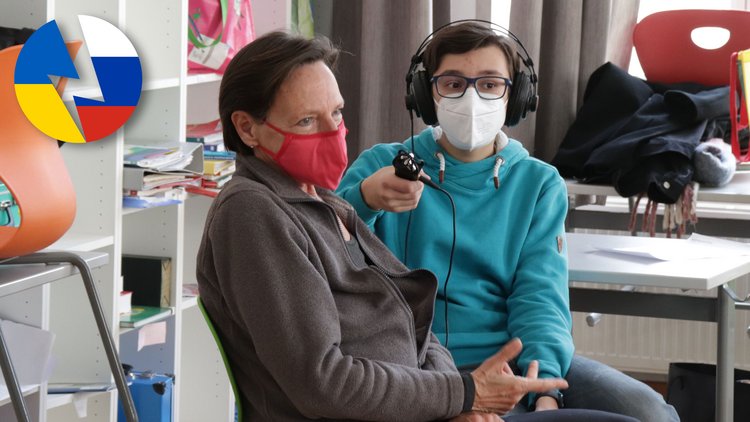 Schüler mit Radio-Mikrofon bei Kriegsreporterin Livia Klingl
